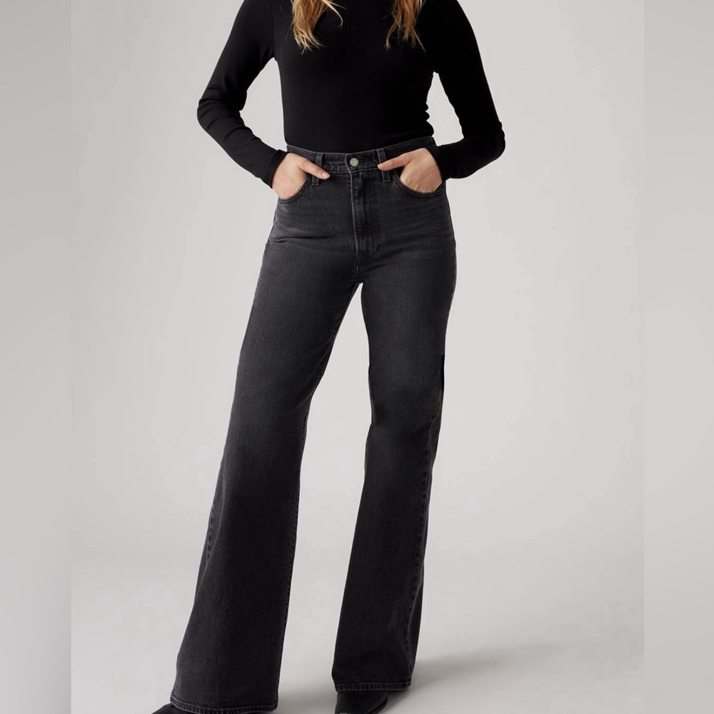 Levi’s women’s ribcage bell 34” inseam